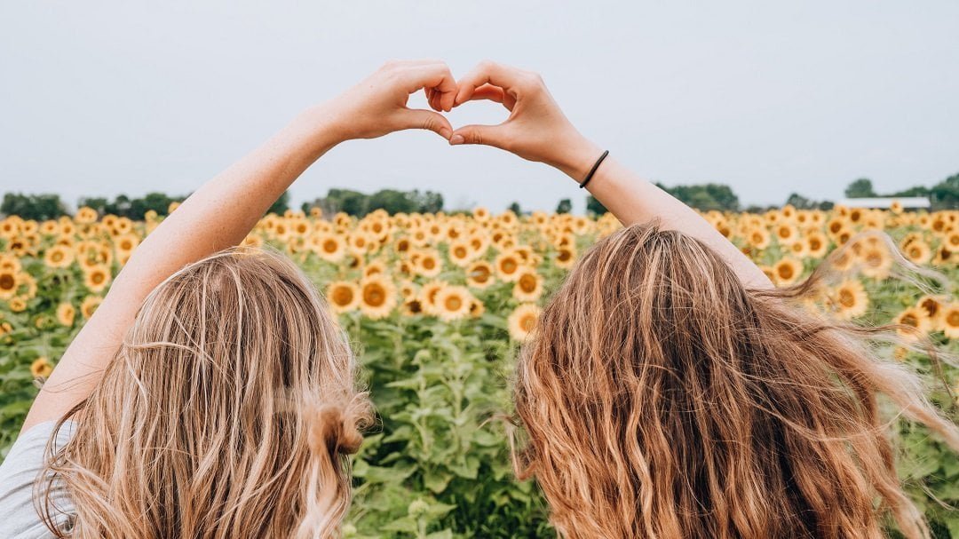 2 friends in a field - Best long distance friendship gifts